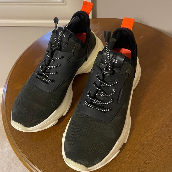 Steve Madden Myles Camo Sneakers - Picture 7 of 7